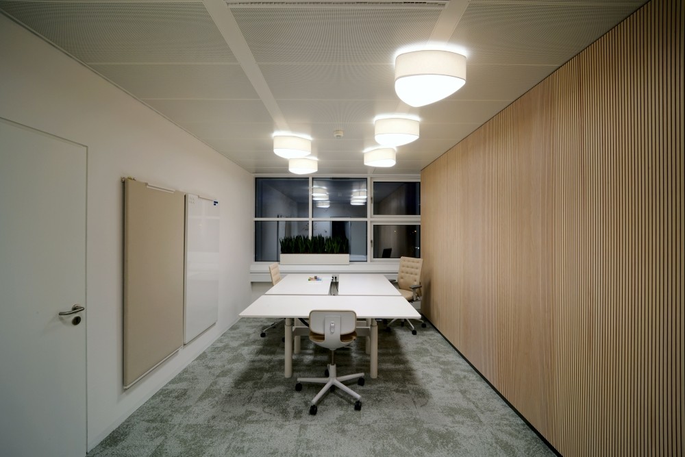 Verschieden gestaltete Meetingräume ergänzen die Open-Office-Fläche beim Pilotprojekt. Abbildung: Luxwerk