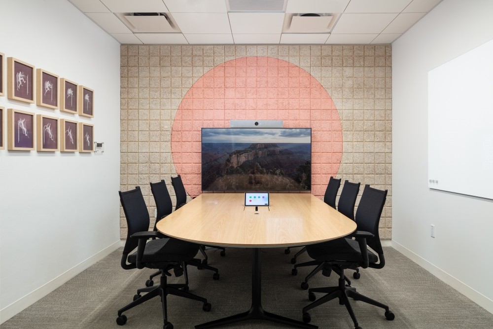 Das Interior Design verleiht dem Meetingraum einen Hauch von Handwerk und Tradition. Abbildung: W Architectural Photography