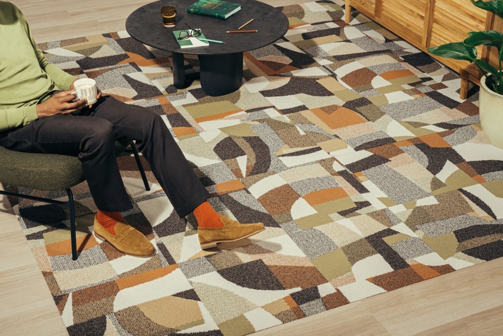 Die neue Teppichfliesenkollektion inspiriert von den Designs der vergangenen 50 Jahre. Abbildung Interface