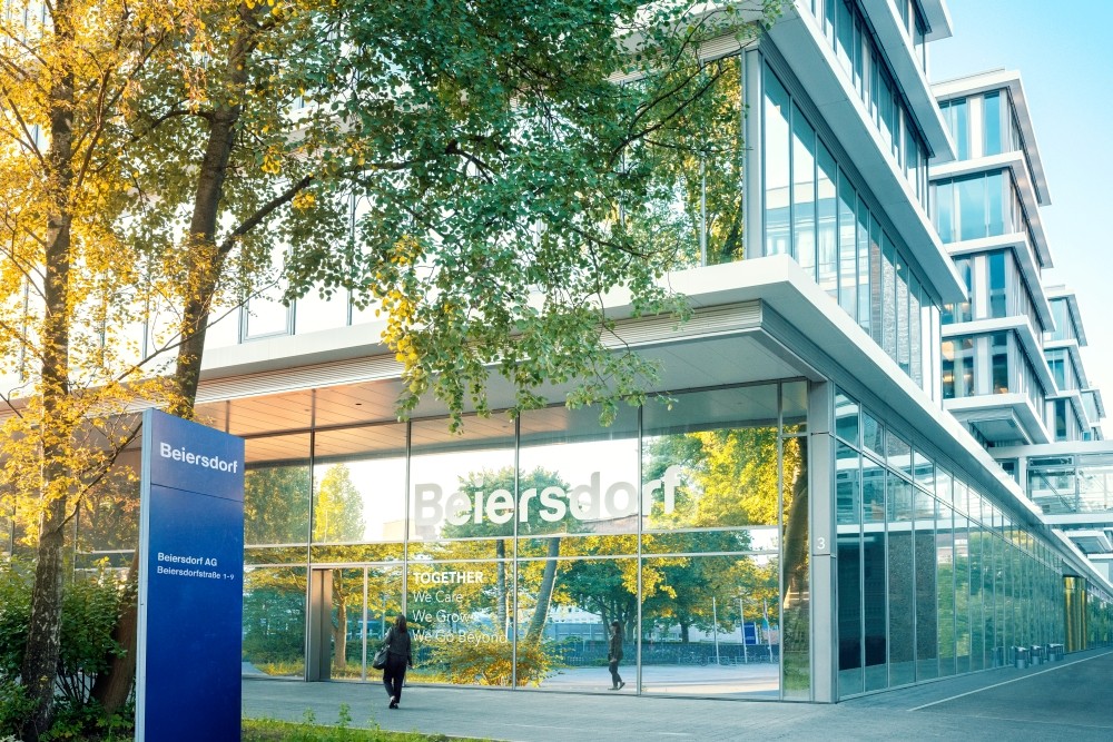 Auf dem Weg in die neue Konzernzentrale in der Beiersdorfstraße – mitten im Herzen Hamburgs. Abbildung: Tom Medici, Beiersdorf