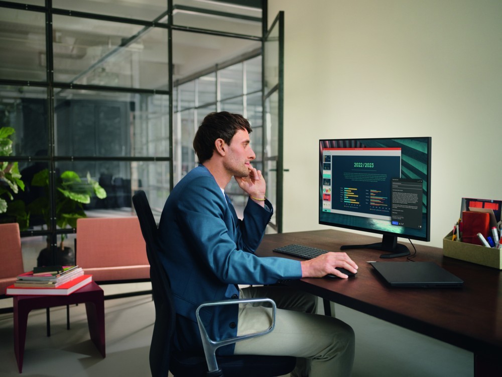Schnittstelle zur digitalen Arbeitswelt: Große Monitore erleichtern das Handling der täglichen Aufgaben. Abbildung: Eizo
