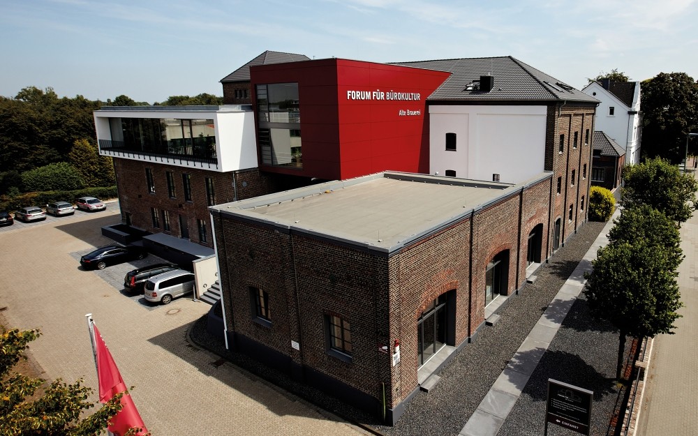 Der Inwerk-Standort in Meerbusch: Wo früher eine alte Brauerei war, kann man heute moderne Bürokultur live erleben. Abbildung: Inwerk