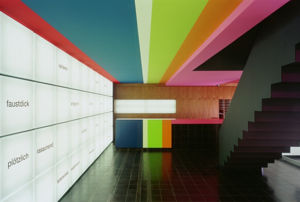 2001 entsteht die Panama Werbeagentur als erstes Büroprojekt mit intensiven Farben und einer Textkunstarbeit. Bis heute haben sich die Räume kaum verändert. Abbildung: Zooey Braun