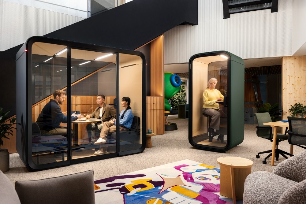 Die Office-Pods von Framery zonieren Flächen und ermöglichen konzentriertes Arbeiten, informelle Meetings und hybride Besprechungen. Abbildung: Framery