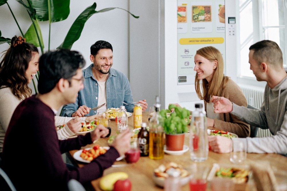 Die Mittagspause gemeinsam zu verbringen stärkt das Wirgefühl der Mitarbeitenden. Abbildung: Foodji Marketplace GmbH