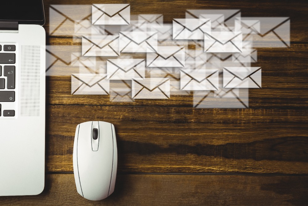 Mit dem Einsatz in E-Mail-Programmen können Mitarbeitende behutsam an KI gewöhnt werden. Abbildung: Creativeart, Freepik