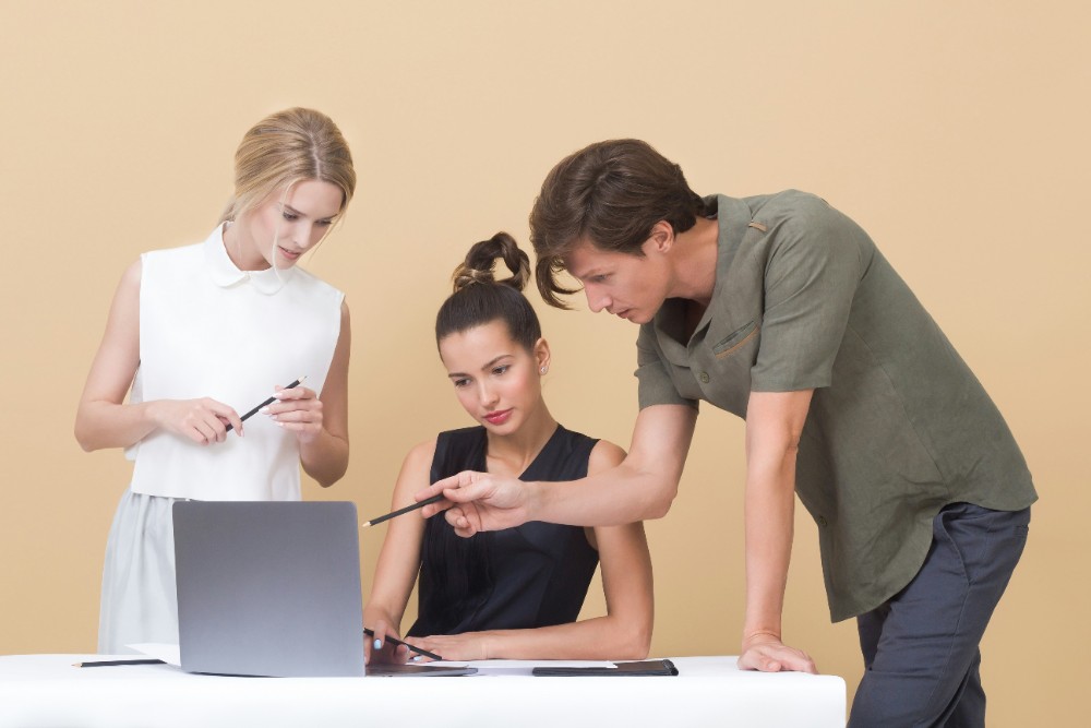 Gerade in einem männlich geprägten Arbeitsumfeld sind weibliche Perspektiven wichtig – weil sie anders sind. Abbildung: Icons8 Team, Unsplash