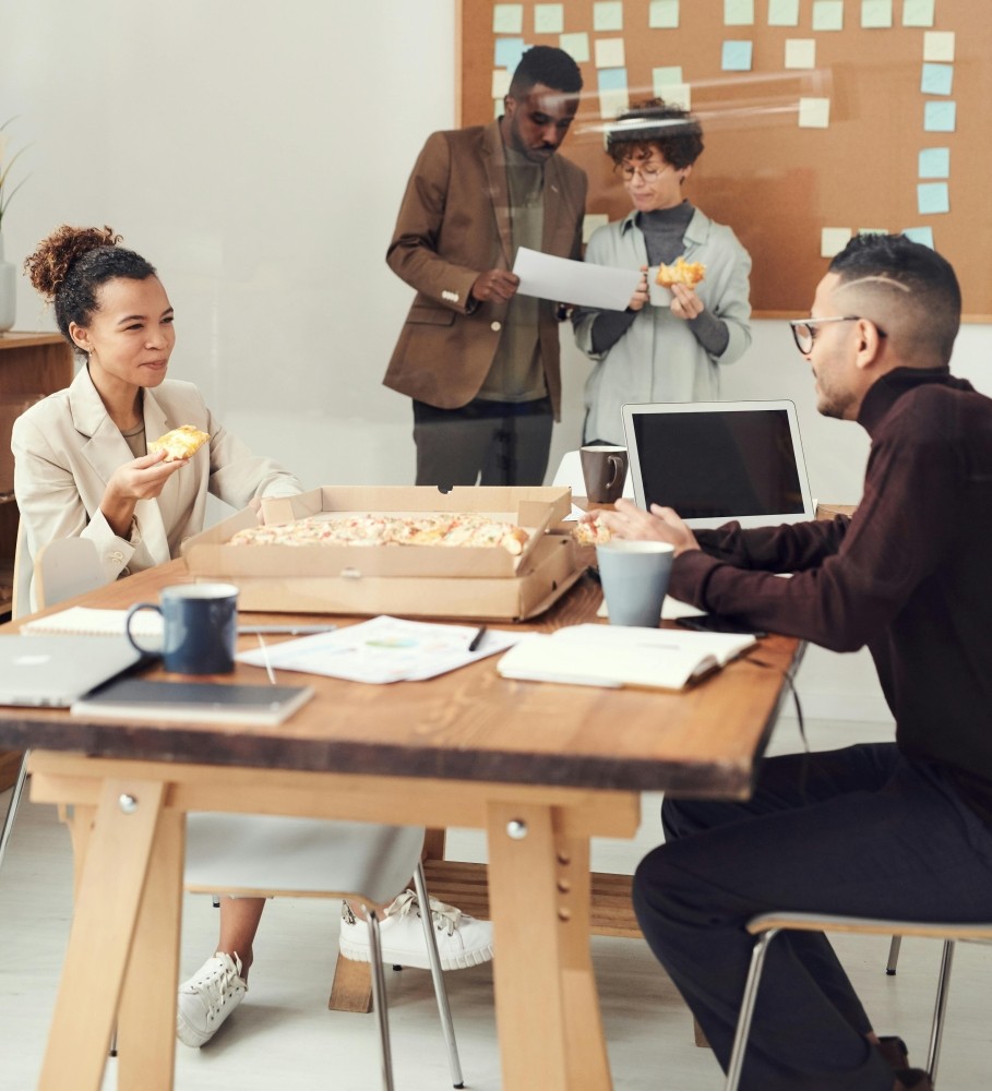 Laut TK-Studie wird im Betrieb häufiger ungesund gegessen als im Homeoffice. Abbildung: Fauxels, Pexels