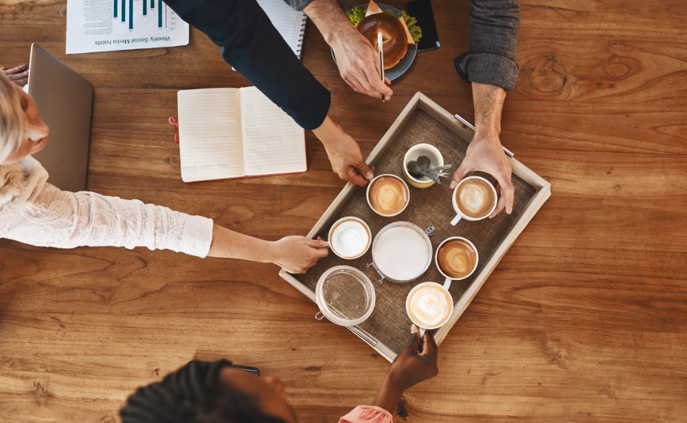 Der belebende Koffeinkick steigert nicht nur unsere Produktivität, sondern bringt auch frischen Schwung in den oft hektischen Büroalltag. Abbildung: Peopleimages