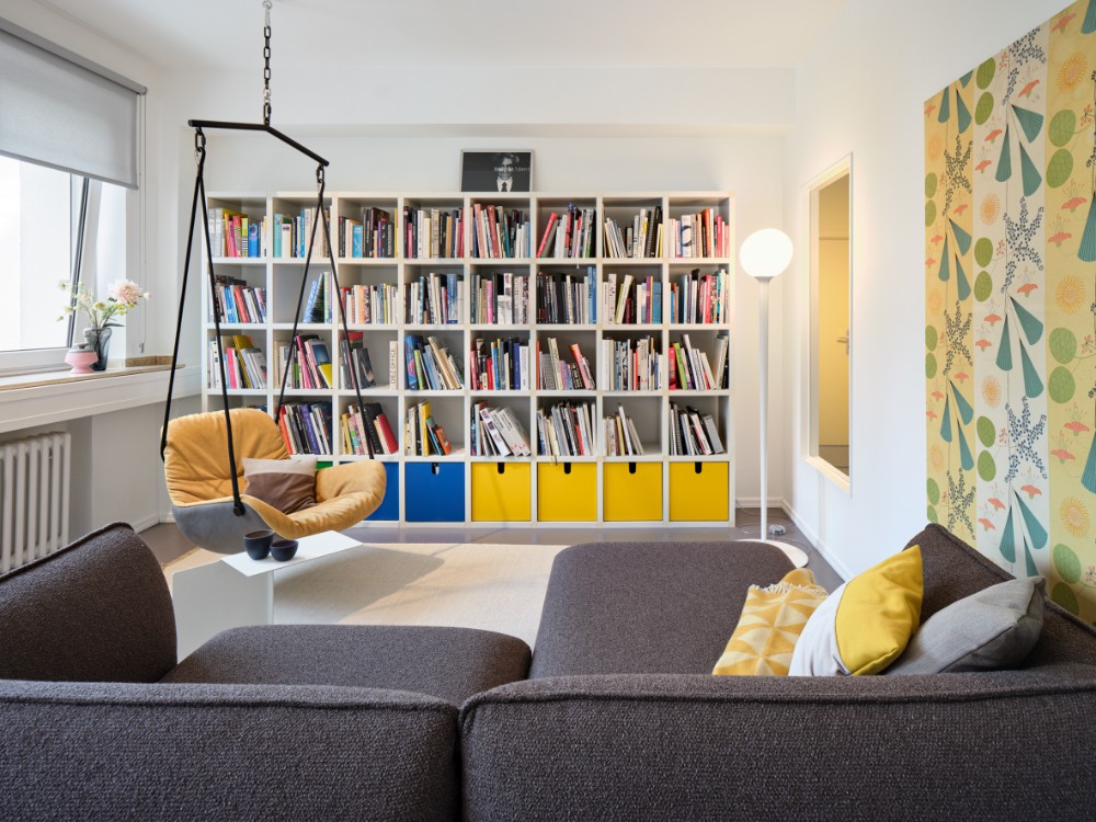 Möbliert mit einem Sofa und einem Swing Chair lädt die Bibliothek zum Entspannen und Brainstormen ein. Abbildung: Constantin Meyer, Köln