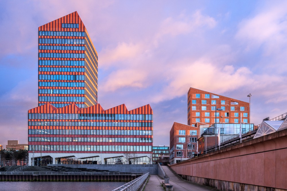 Die neue Unternehmenszentrale erhielt ein maßgeschneidertes Lichtkonzept von Trilux. Abbildung: Trilux