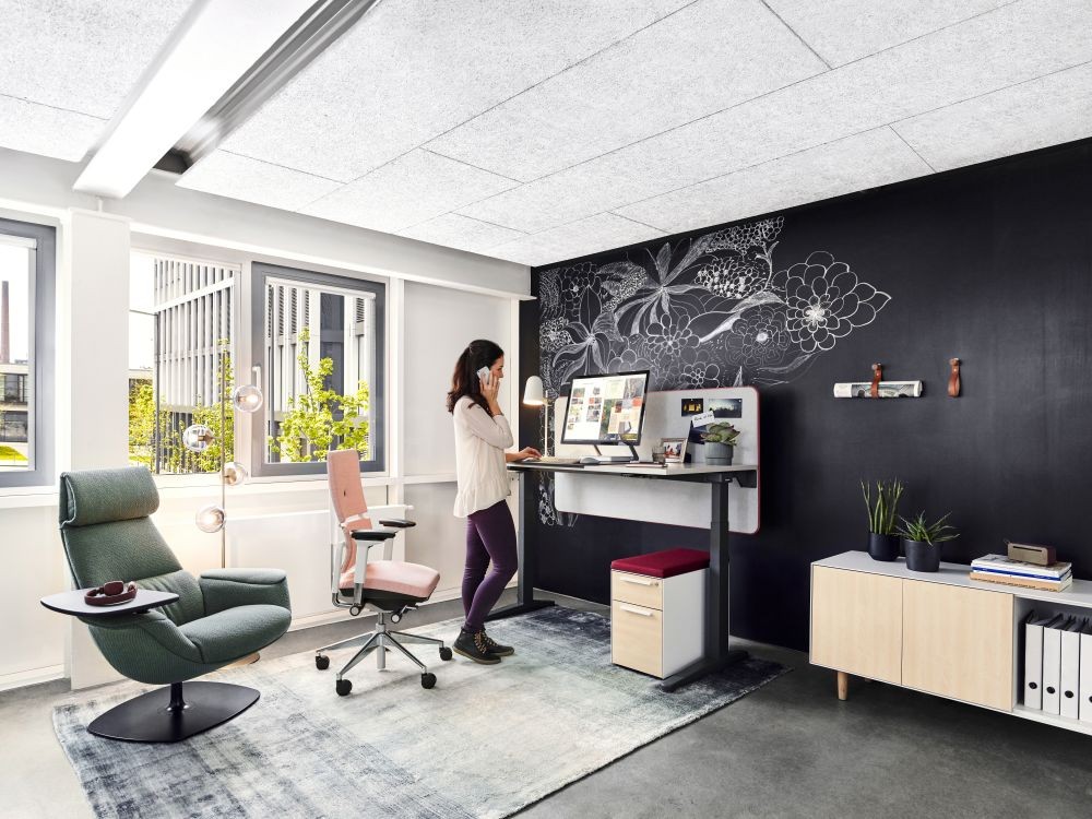 Der Steelcase-Bericht zeigt, dass bildschirmgestützte Interaktionen zunehmend persönliche Gespräche ersetzen. Abbildung: Steelcase