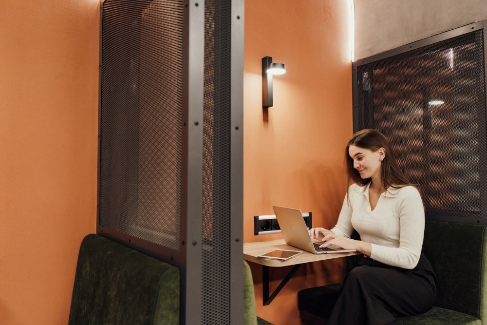 EVOline versorgt moderne Arbeitswelten mit innovative Strom- und Datenquellen. Abbildung: Schulte – Elektrotechnik