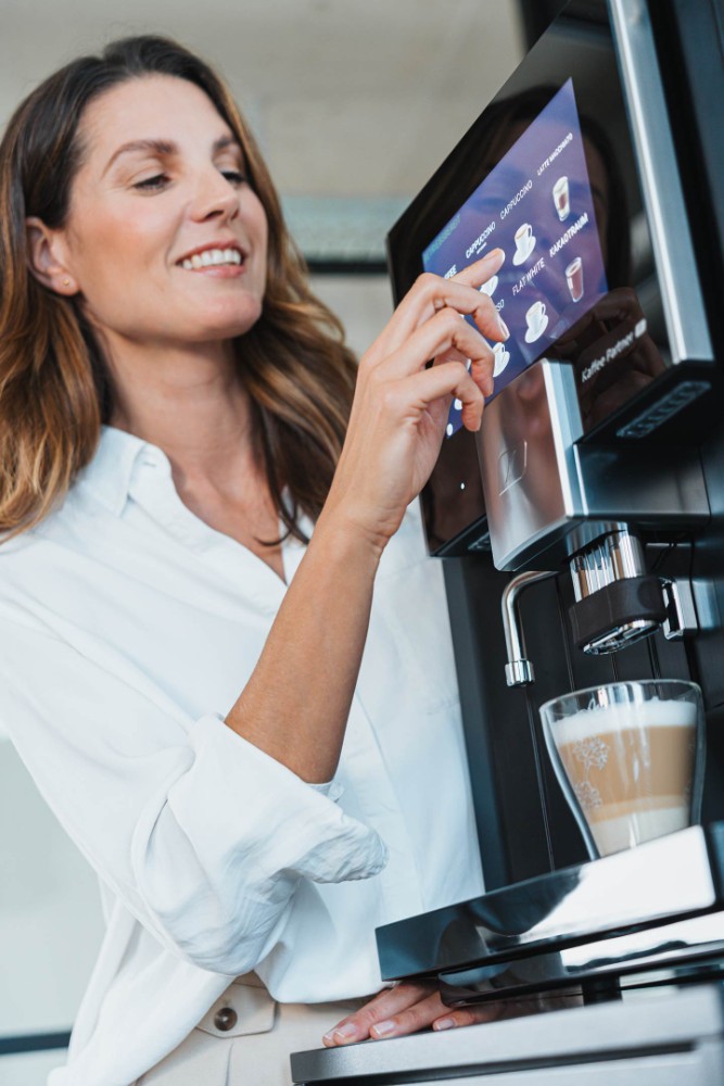 13 Kaffeespezialitäten lassen sich über das Touchscreen der Barista Velluto auswählen. Abbildung: Kaffee Partner