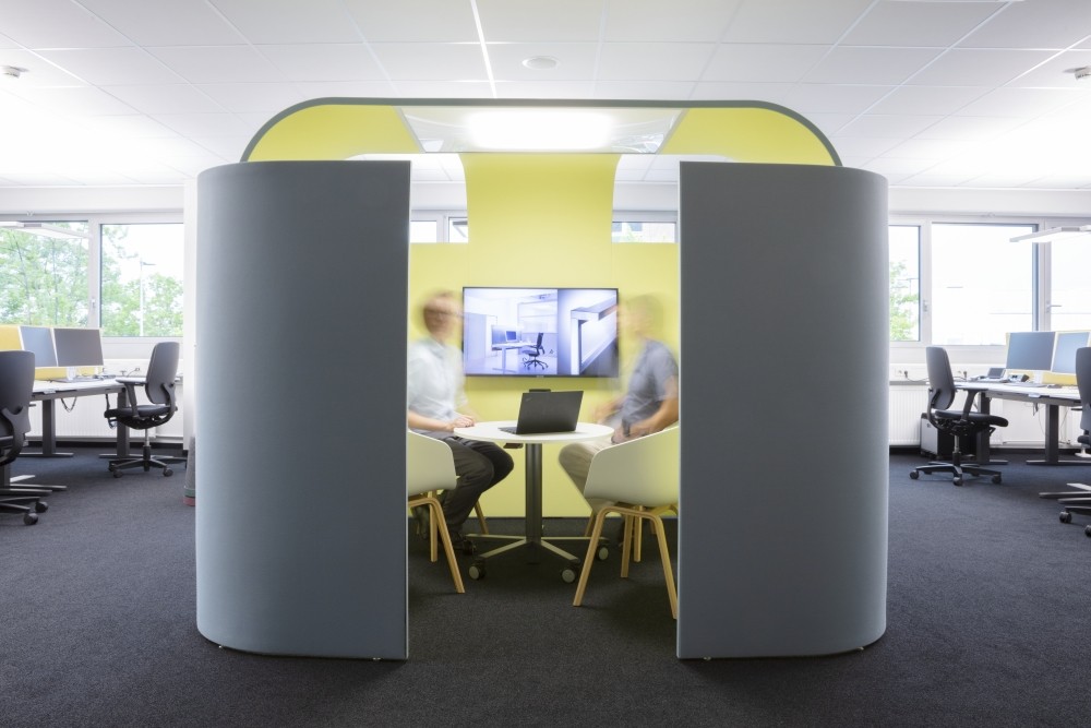 Die moderne Schalldämpfkabine Discreto fungiert als Rückzugsort oder Besprechungsecke in einem Büro. Abbildung: Fotografie Munker