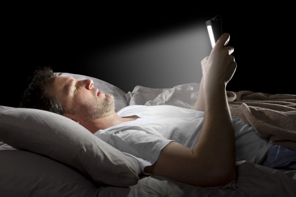 Abendarbeit: Laut Microsoft-Experten stieg die Zahl der abends über Microsoft Teams versendeten Chats im Durchschnitt um 42 Prozent. Abbildung: Innovatedcaptures, Depositphotos
