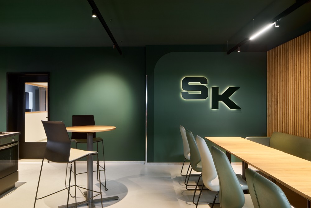 Die farbliche Gestaltung der Räume spiegelt die Corporate Identity der SK Sönke Krey Unternehmensgruppe wider. Abbildung: Kinnarps