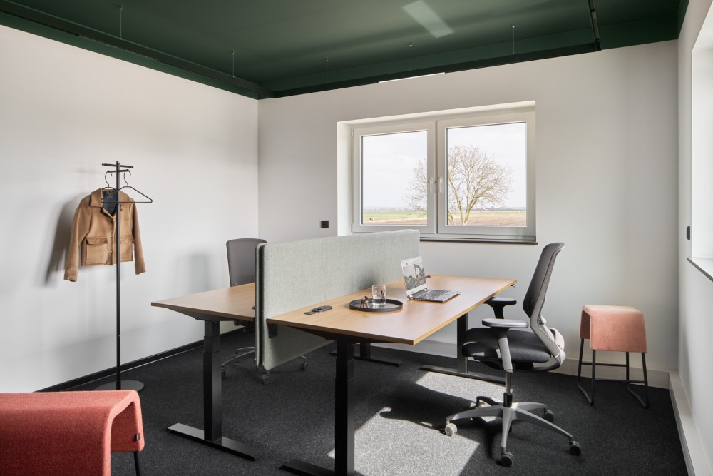 Die Büros sind ergonomisch ausgestattet mit höhenverstellbaren Schreibtischen und Drehstühlen, die sich die Mitarbeitenden selber aussuchen konnten. Abbildung: Annika Feuss
