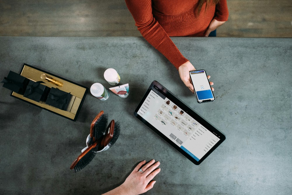 Wer ein Kartenterminal anschafft, könnte Zuschüsse bekommen. Gebühren für Kleinstbetriebe ließen sich deckeln. Abbildung: Blake Wisz, Unsplash
