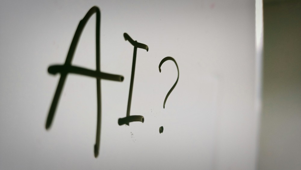Die Kompetenz AI-Fluency beinhaltet, KI zu verstehen und effektiv zu nutzen, aber auch ihre Auswirkungen beurteilen zu können. Abbildung: Nahrizul Kadri, Unsplash