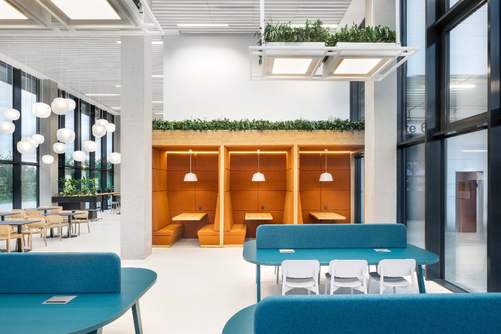 Hochwertige Materialien und eine moderne Farb- und Formensprache repräsentieren den Anspruch an Qualität und Innovation. Abbildung: Dittel Architekten