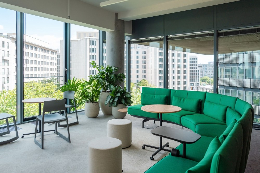 Der Net-Zero-Office-Showroom zeigt beispielhaft, wie moderne Arbeitswelten gestaltet sein sollten. Abbildung: Konrad Langer