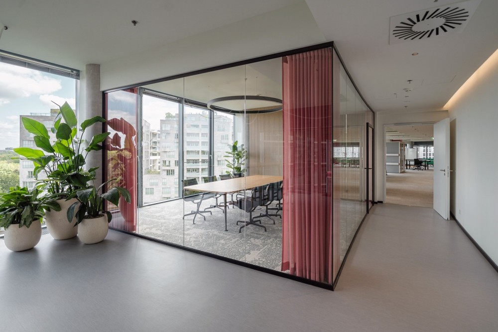Glaswände, Bodenkonvektoren und Materialien aus dem Bestand kamen zum Einsatz bei dem Ausbau des CO2-Net-Zero-Office-Showrooms. Abbildung: Konrad Langer