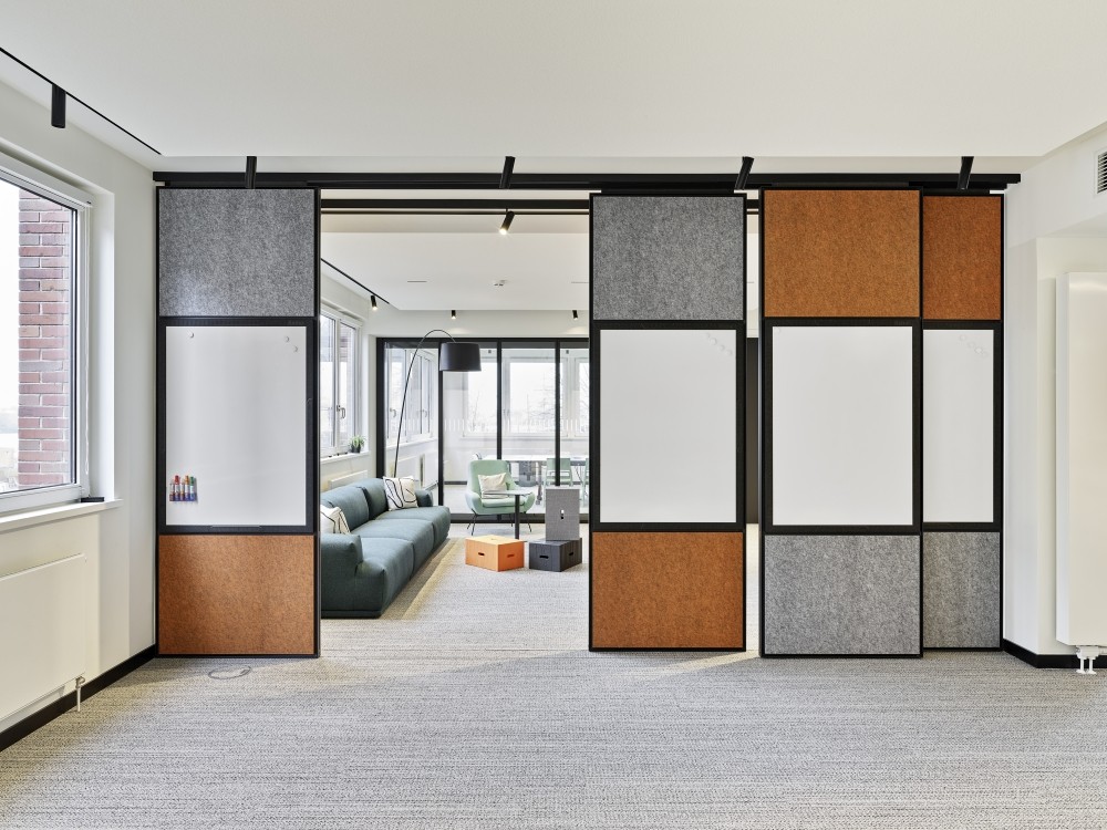 Verschiebbare Flomo Walls mit farblich abgestimmten Filzfüllungen schaff en eine angenehme Atmosphäre. Abbildung: Bernhard Strauss Photographie