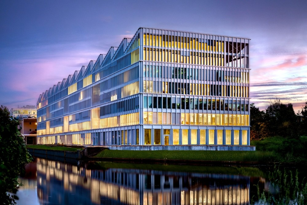 Ein leuchtendes Beispiel: der Neubau „Shed“ auf der Neuköllner Sonneninsel. Abbildung: Thomas Müller, Ivan Reimann Architekten
