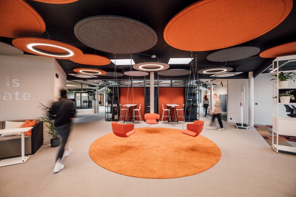 Die offene Kommunikationszone mit einer Lounge und Schaukeln hat sich zu einem beliebten Treffpunkt entwickelt. Abbildung: David Biedert Photography, Zürich
