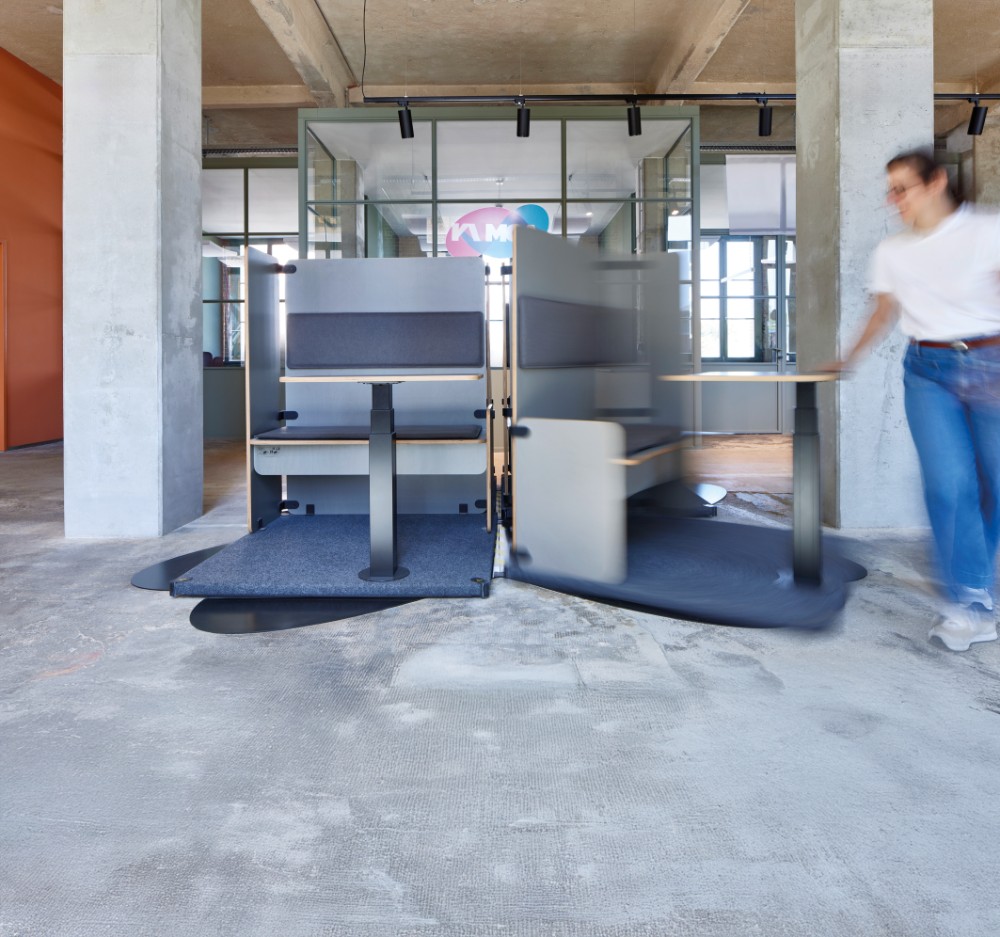 „Spinnovate your Space“ steht für die transformative Kraft der Dreh-Schwenk-Systeme von Hettich. RoomSpin bildet hier die technische Basis, um Arbeitsplätze durch eine kuratierte Drehung nach Bedarf zu verwandeln. Abbildung: Hettich