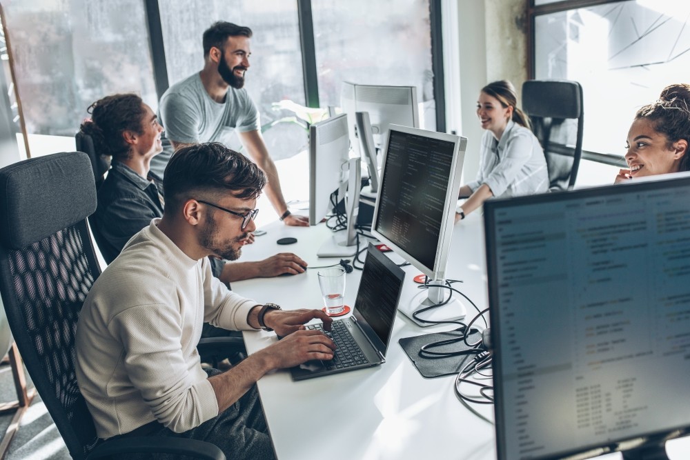 60 Prozent der Mitarbeitenden in deutschen KMU verstoßen heimlich gegen IT-Sicherheitsregeln. Abbildung: Sharp, Adobe Stock (456986840)