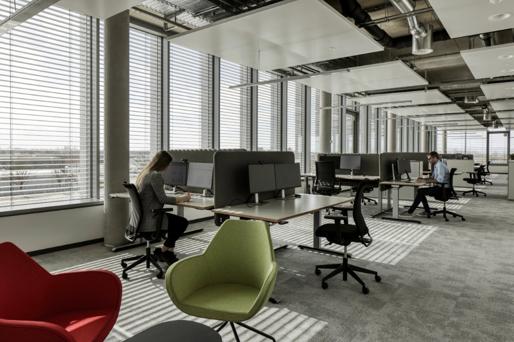 Ergonomische Arbeitsplätze mit höhenverstellbaren Tischen fördern gesundes Arbeiten. Abbildung: Zehnder Group Deutschland
