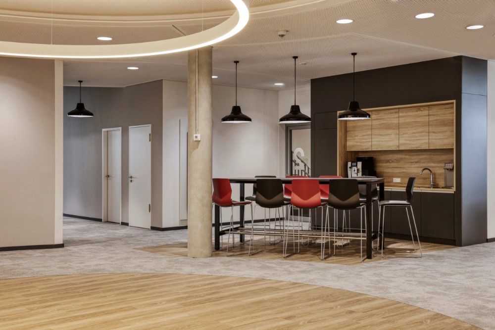Stylishe Café-Ecken und Gastrozonen bieten Raum für Erholung und spontanen Austausch – ganz im Sinne von New Work. Abbildung: Zehnder Group Deutschland