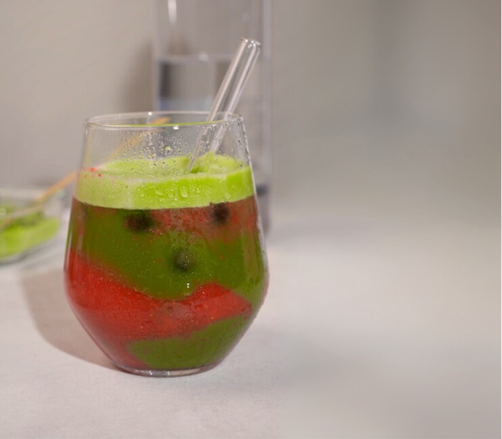 Der Sparkling Strawberry Matcha, zubereitet mit Wasser aus dem BRITA Dispenser, kommt ganz ohne Alkohol aus. Abbildung: Brita