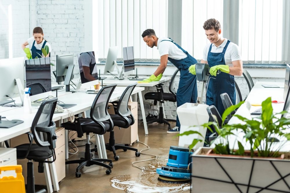 Saubere und hygienische Arbeitsräume wirken sich positiv auf zahlreiche Aspekte in Unternehmen aus. Abbildung: AndrewLozov, Depositphotos