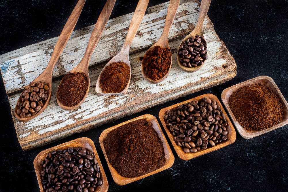 Zahlreiche Faktoren beeinflussen das Aroma von frisch gebrühtem Kaffee. Abbildung: Studio_GLC, Depositphotos