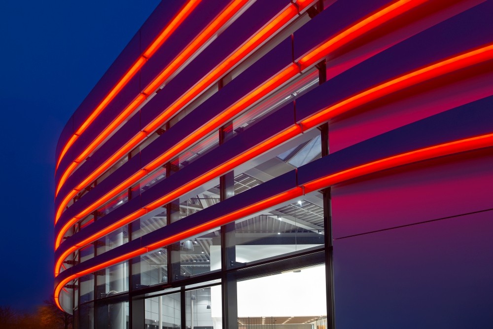Auffällig und mit großen Glasflächen: die beleuchtete Fassade. Abbildung: Vallox