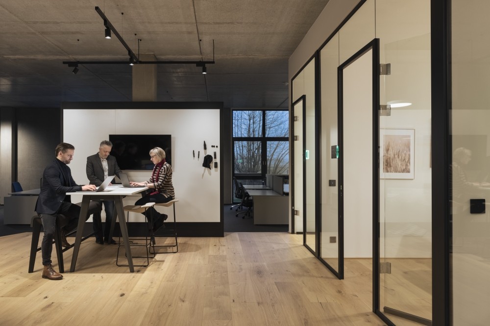 Die Lichtlösung von Zumtobel rückt im neuen Firmensitz von Hartung die moderne Office-Architektur ins rechte Licht. Abbildung: Faruk Pinjo