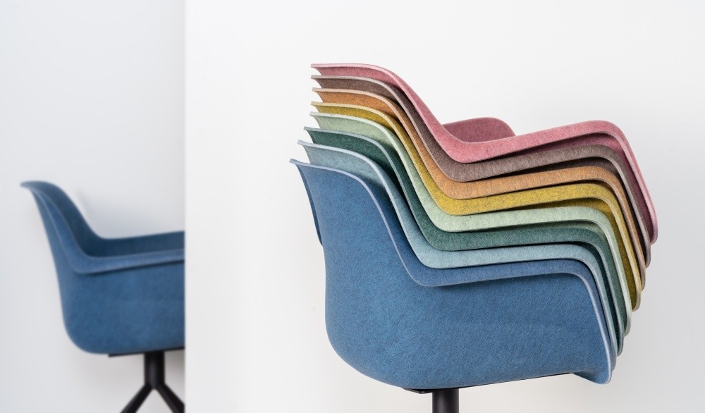 Die Sitzschale des Konferenzstuhls Felt besteht aus formgepresstem PET-Filz, gewonnen aus 154 recycelten PET-Flaschen. Abbildung: Vepa