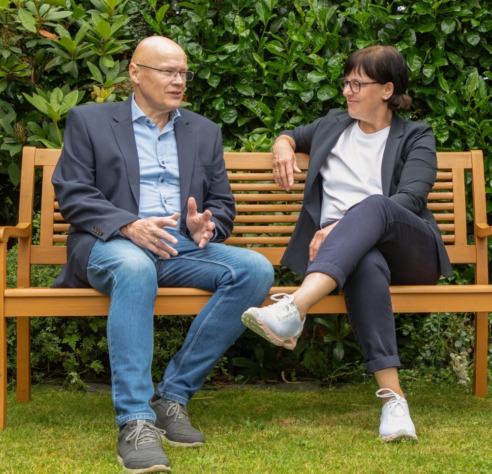 Im Interview: Ulla Nappi, Systemische Beraterin bei Professionals in Project, und Erich Peter Hoepfner, Geschäftsführender Gesellschafter der Munich Consult GmbH. Abbildung: Matthias Lotz
