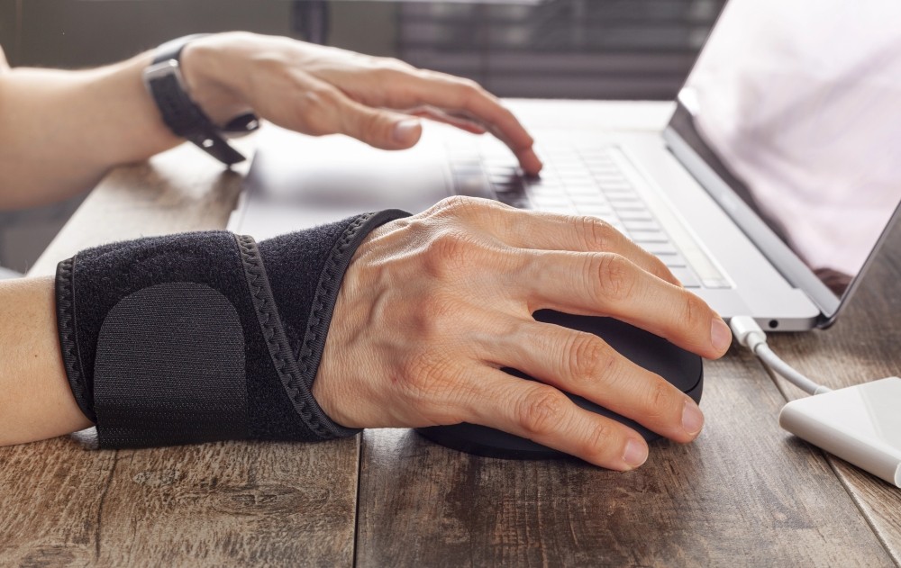 Das RSI-Syndrom kann durch einseitige Belastung, wie sie bei der Nutzung der Computermaus entsteht, hervorgerufen werden. Abbildung: Grandbrothers, Depositphotos