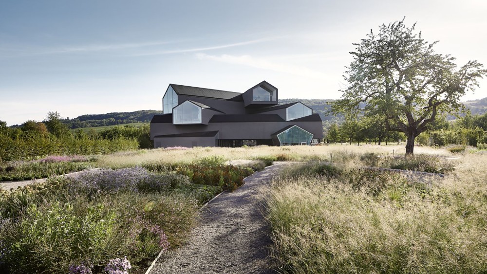 Der 4.000 m2 große Garten auf dem Vitra Campus beherbergt rund 30.000 Pflanzen, seltene Käfer und mehrere Bienenvölker. Abbildung: Vitra