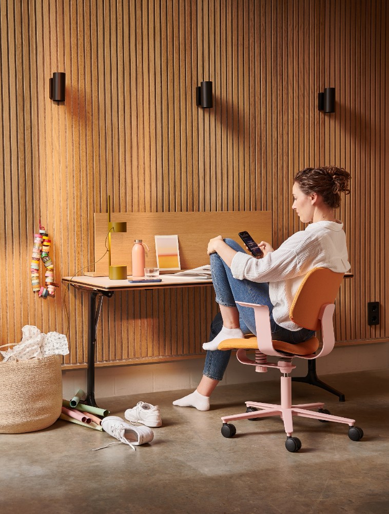 Entspanntes und gesünderes Sitzen – dank WiChair, ein kompakter, minimalistischer Drehstuhl. Abbildung: Wilkhahn