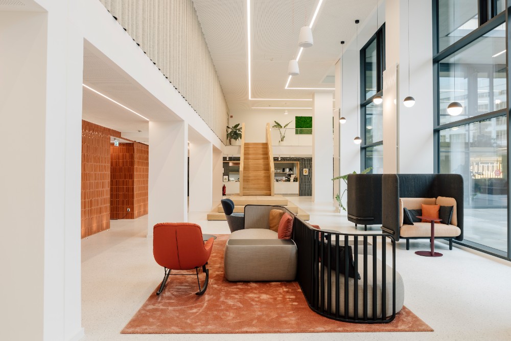 Hybrides Foyer-, Gastro-, Coworking-Konzept am Kustermannpark in München. Abbildung: Fabian Gruber