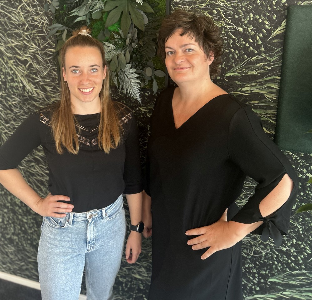 Dagmar Janik-Stenzel (re.) & Leonie Schleifnig, Janik ergonomische Bürowelten. Abbildung: Janik Ergonomische Bürowelten