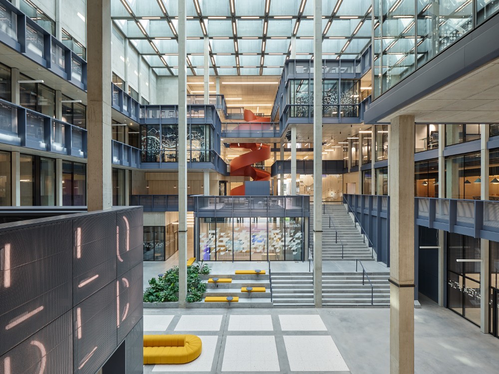 Im Zentrum des SAP Labs Munich Campus in Garching: das lichtdurchflutete Atrium als öffentlich zugänglicher Raum für Begegnung und Innovation. Abbildung: Zooey Braun