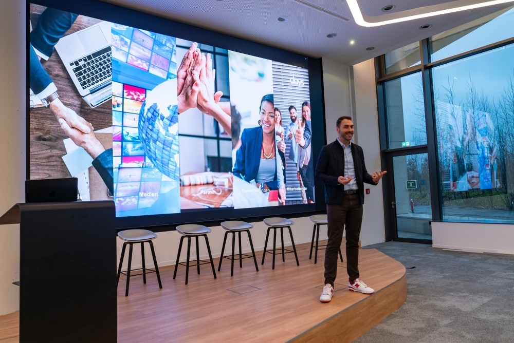 Das fast sieben Meter breite und vier Meter hohe Micro-LED-Display The Wall von Samsung. Abbildung: Samsung