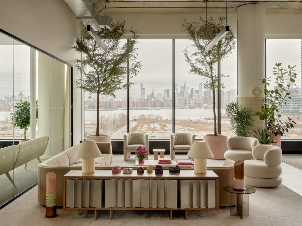 Fensterlounge mit Ausblick auf den East River und die Manhattan-Skyline. Abbildung: Sean Davidson