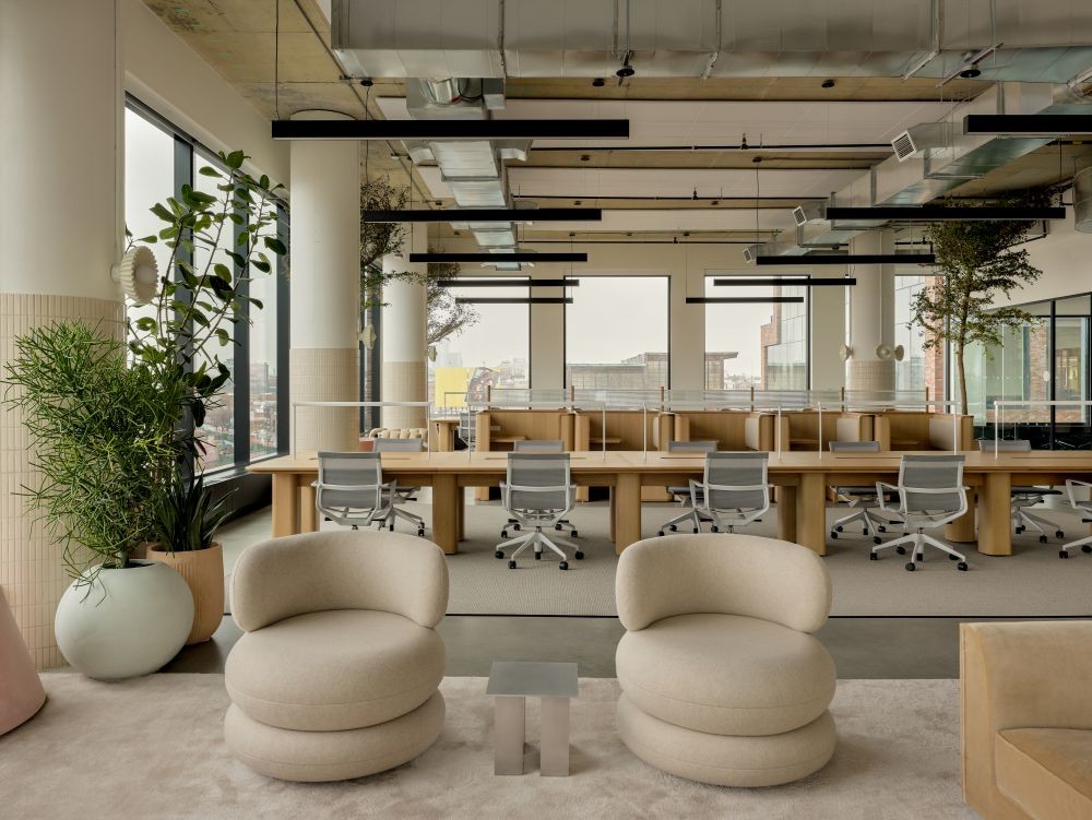 Flexibility first: Amika-Workspace setzt auf offenes Raumkonzept Offene Arbeitsbereiche mit langen Gemeinschaftstischen und akustischen Nischen. Abbildung: Sean Davidson